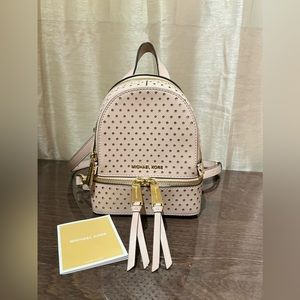 Michael Kors Rhea Zip Mini
Backpack Soft Pink